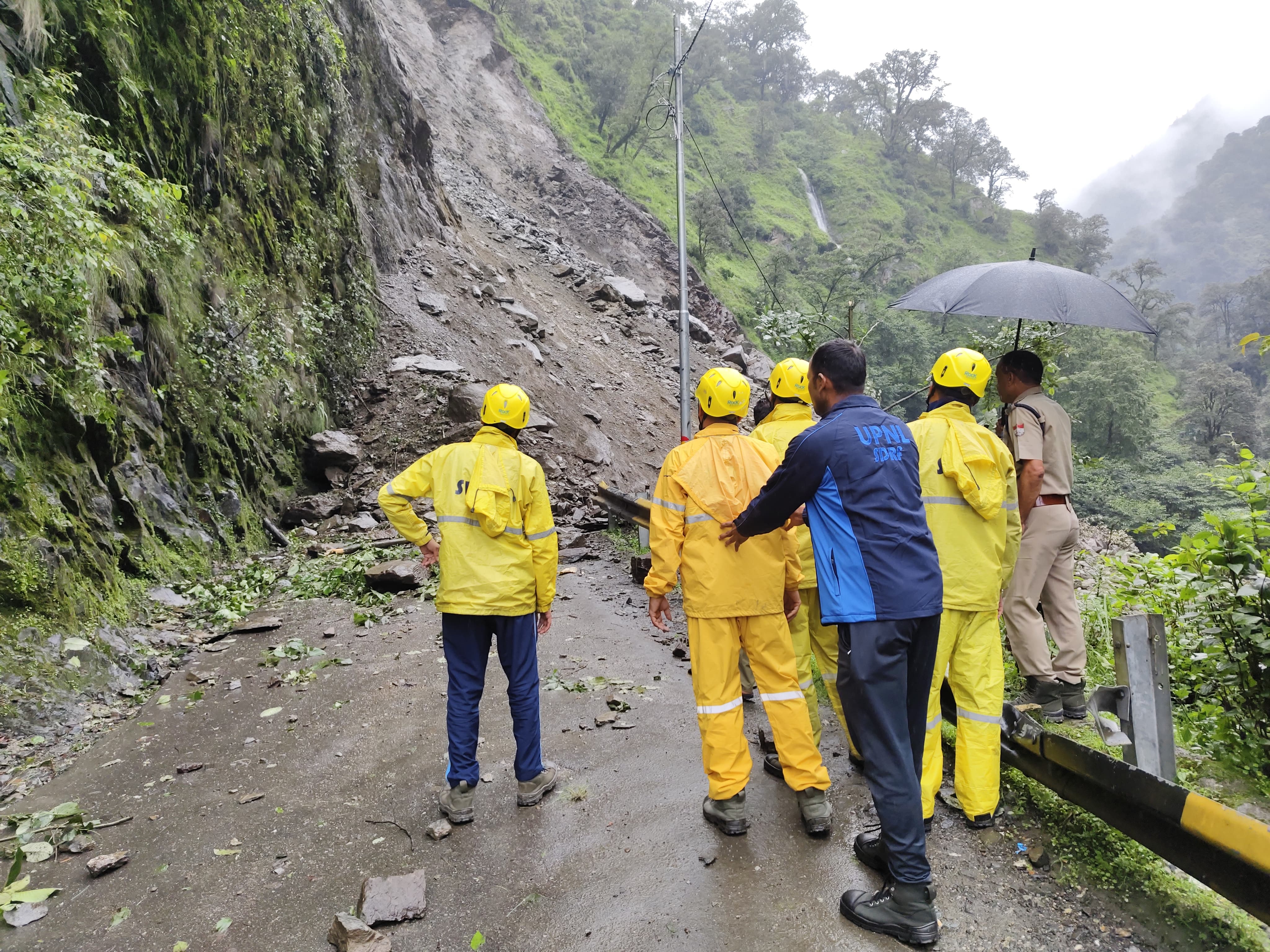 मलबा आने से बंद केदारनाथ हाईवे। मलबा आने से बंद केदारनाथ हाईवे।