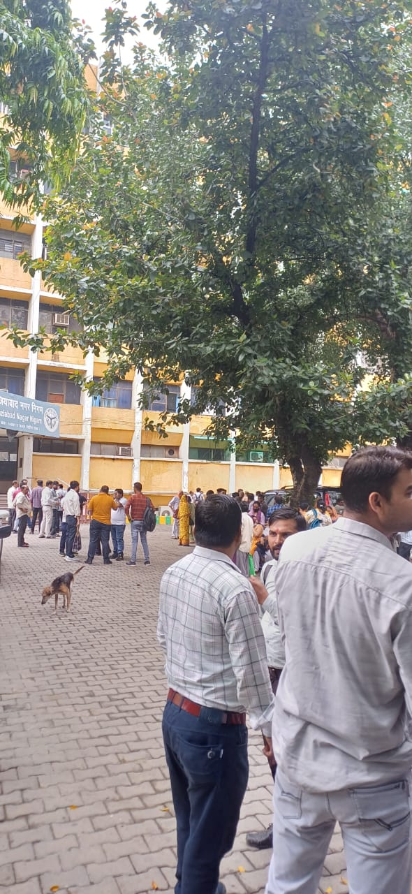 करंट उतरने से निगम कार्यालय में अफरा-तफरी का माहौल करंट उतरने से निगम कार्यालय में अफरा-तफरी का माहौल
