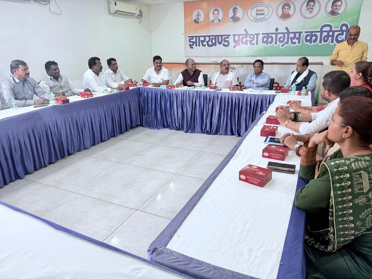 कांग्रेस विधायक दल की बैठक में मौजूद विधायक कांग्रेस विधायक दल की बैठक में मौजूद विधायक