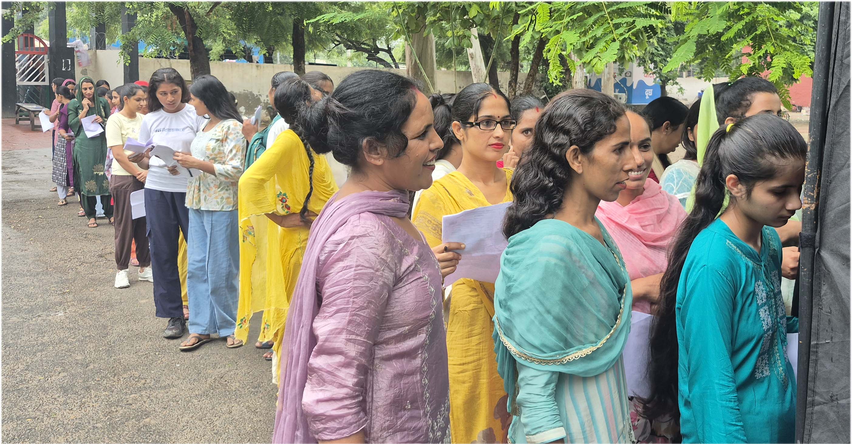 परीक्षा केंद्रा में लाइन में लगे परीक्षार्थी।