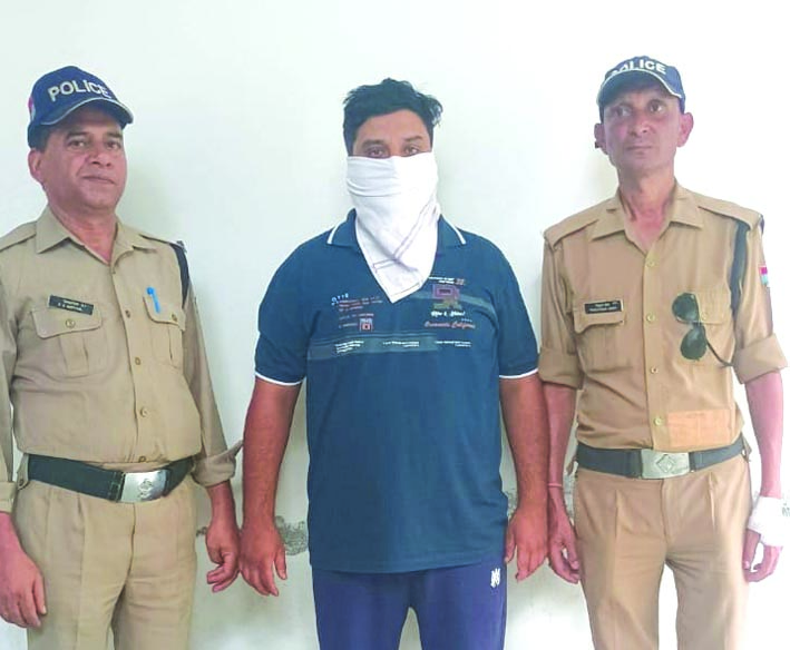 पुलिस गिरफ्त में आरोपित पुलिस गिरफ्त में आरोपित
