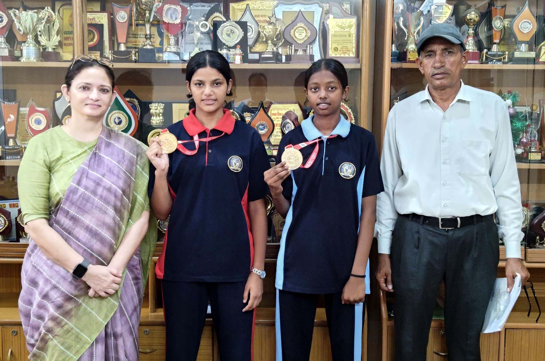 छात्राऐं रिया और तमन्ना प्रधानाचार्या अनीता पन्नू दलाल और खेल प्रशिक्षक रामनिवास श्योकंद के साथ। छात्राऐं रिया और तमन्ना प्रधानाचार्या अनीता पन्नू दलाल और खेल प्रशिक्षक रामनिवास श्योकंद के साथ।