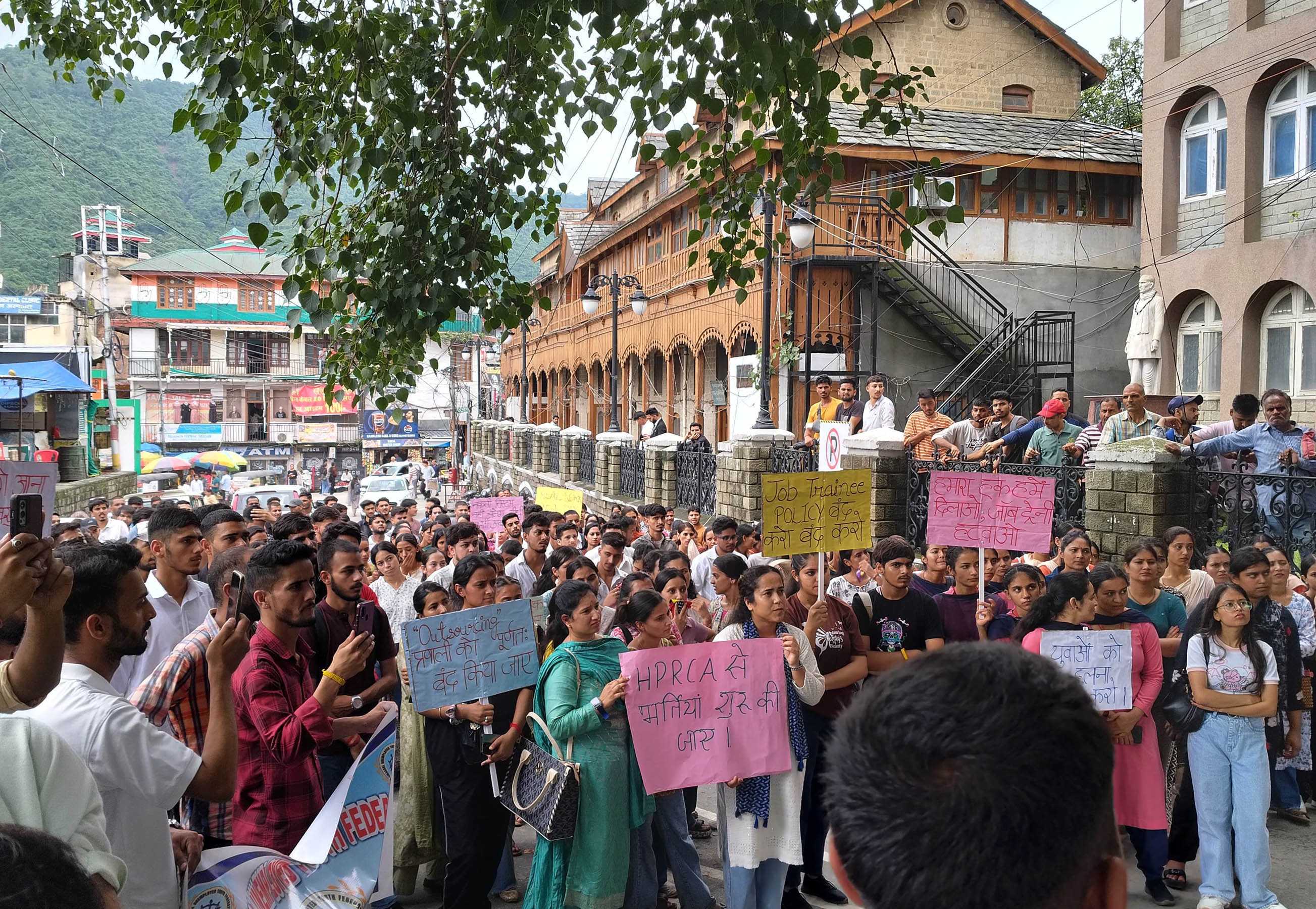 जॉब ट्रेनी पॉलिसी के खिलाफ प्रदर्शन करते युवा।