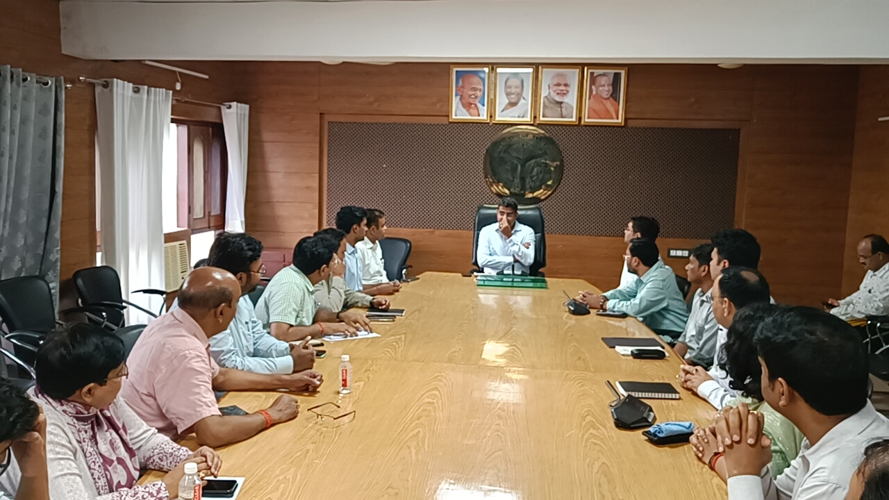 नवागत जिलाधिकारी दीपक मीणा कार्यभार ग्रहण कर की बैठक कहा शासन के मंशानुसार कार्यों का करे निस्तारण* नवागत जिलाधिकारी दीपक मीणा कार्यभार ग्रहण कर की बैठक कहा शासन के मंशानुसार कार्यों का करे निस्तारण*