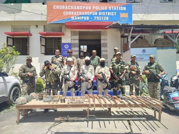 मणिपुर में बरामद हथियार और विस्फोटकों की तस्वीर। मणिपुर में बरामद हथियार और विस्फोटकों की तस्वीर।