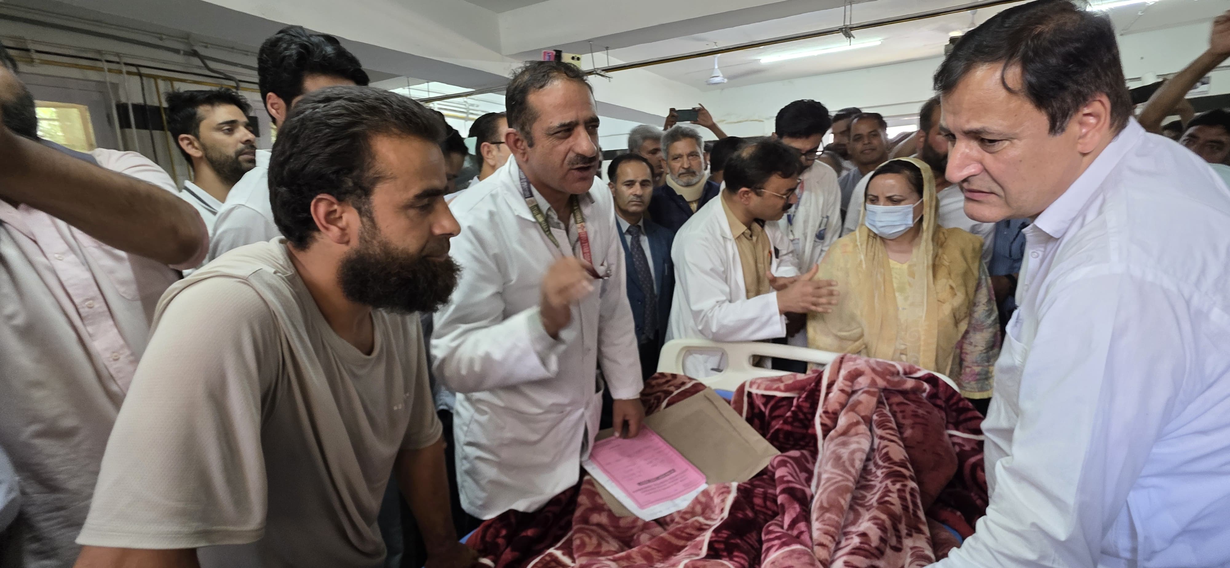 सकीना इत्तू और जाविद डार ने जीएमसी हंदवाड़ा का दौरा किया, सड़क दुर्घटना पीड़ितों का हालचाल जाना सकीना इत्तू और जाविद डार ने जीएमसी हंदवाड़ा का दौरा किया, सड़क दुर्घटना पीड़ितों का हालचाल जाना