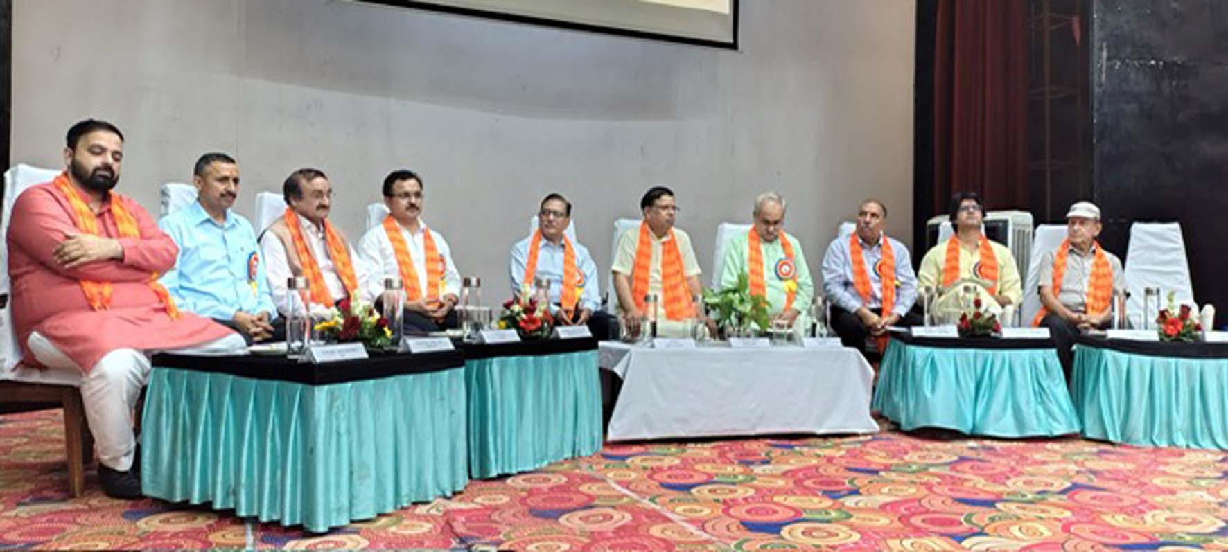 गोष्ठी के दौरान मंच पर उपस्थित अतिथि। गोष्ठी के दौरान मंच पर उपस्थित अतिथि।