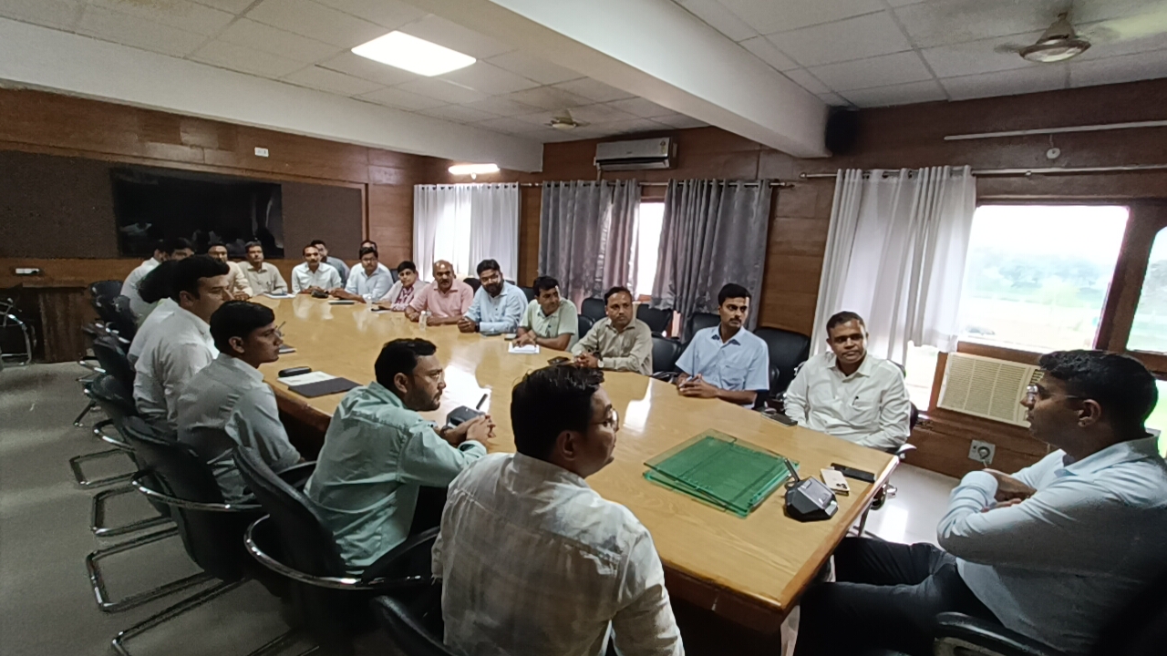 नवागत जिलाधिकारी दीपक मीणा कार्यभार ग्रहण कर की बैठक कहा शासन के मंशानुसार कार्यों का करे निस्तारण* नवागत जिलाधिकारी दीपक मीणा कार्यभार ग्रहण कर की बैठक कहा शासन के मंशानुसार कार्यों का करे निस्तारण*