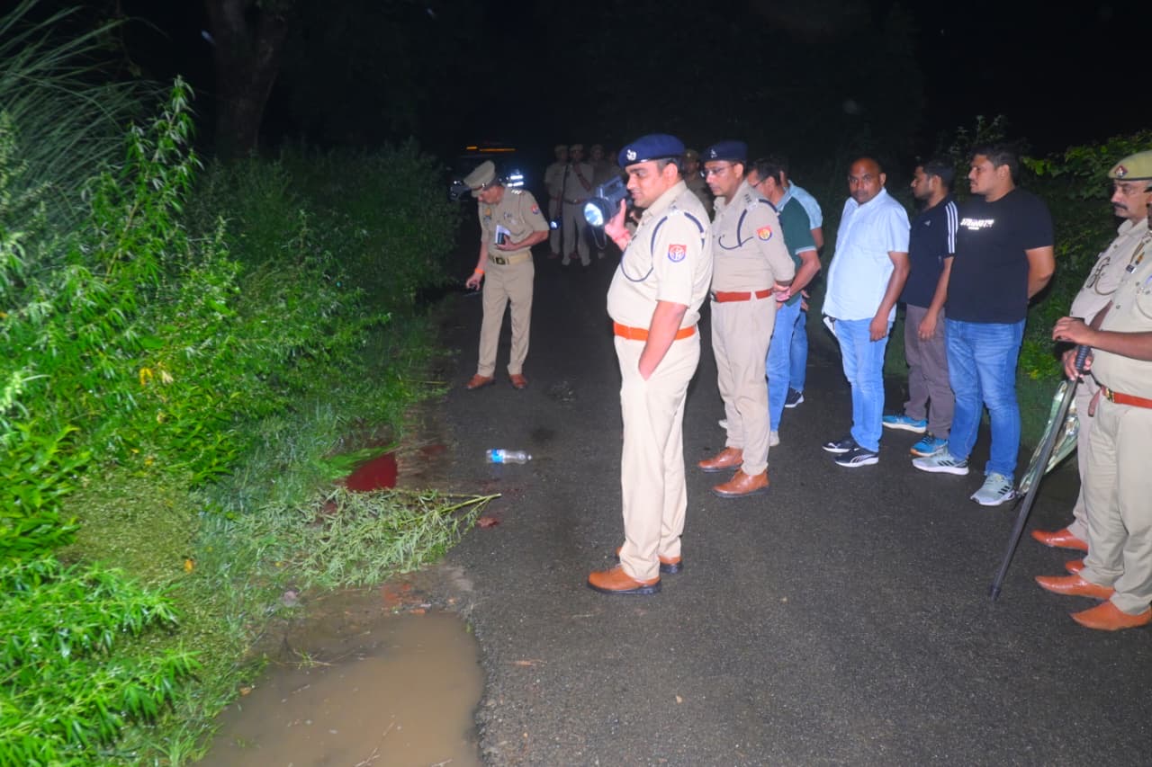 मौके पर जांच करती फोरेंसिक टीम और पुलिस अधिकारी।