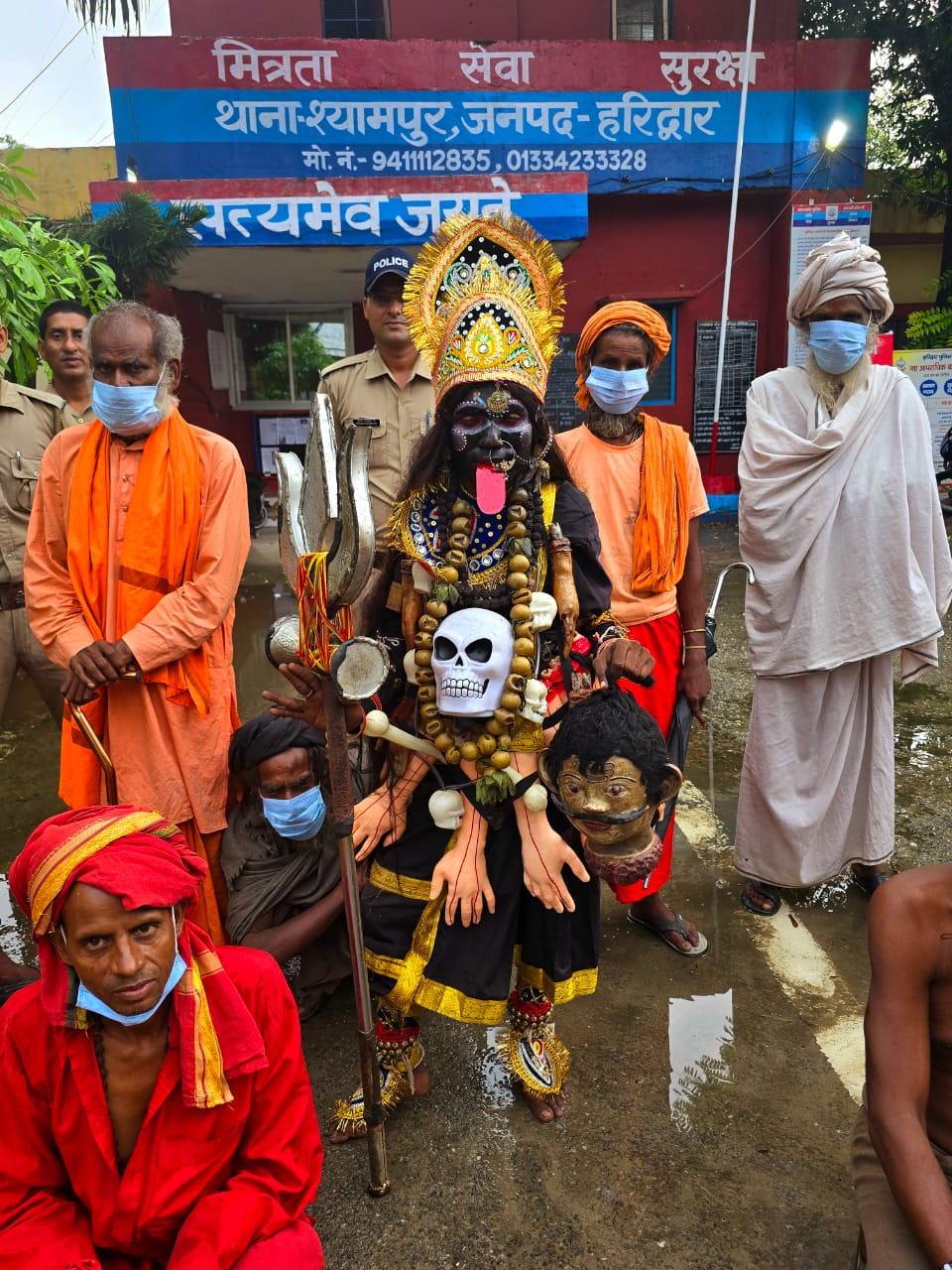 बहरूपिया बाबा गिरफ्तार