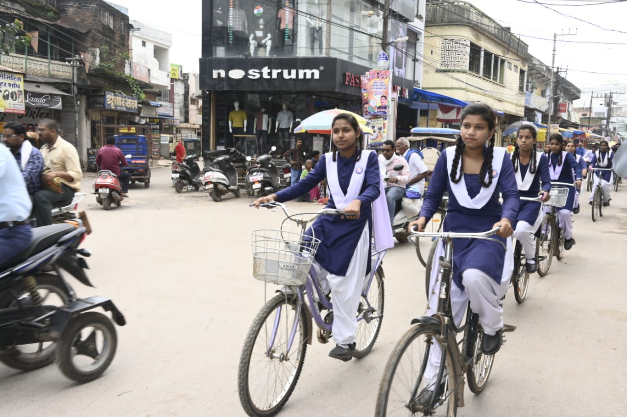 साईकिल चलाती हुई छात्राएं।
