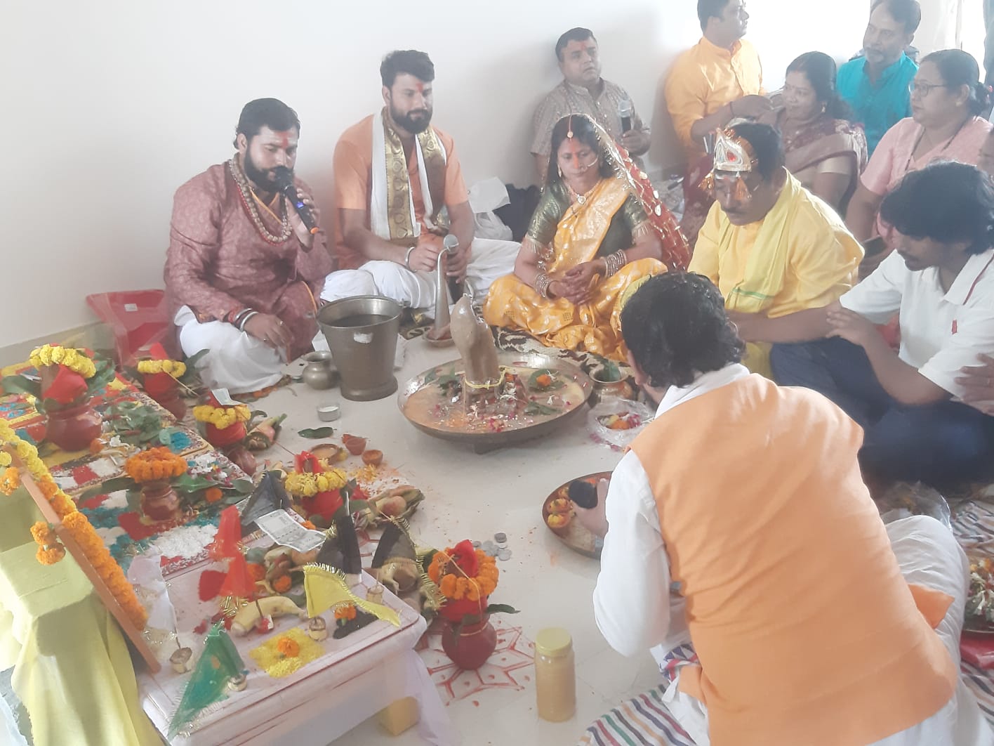 अनुष्ठान में शामिल विधायक सुरेश बैठा समेत अन्य