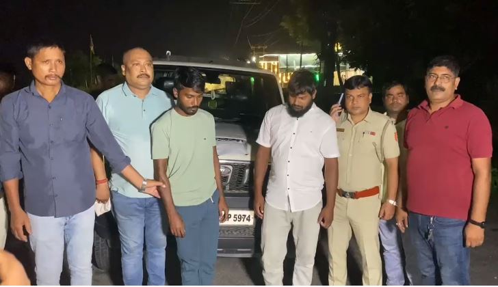 ब्राउन शुगर के साथ गिरफ्तार आरोपितों के साथ पुलिसकर्मी 