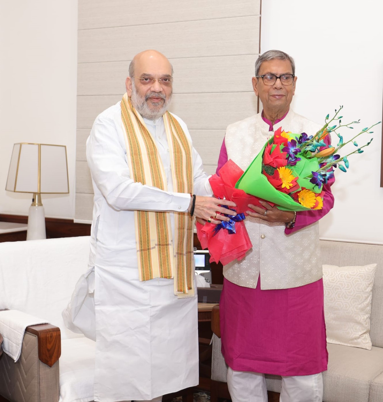 हरियाणा के राज्यपाल गृहमंत्री अमित शाह से मुलाकात करते हुए हरियाणा के राज्यपाल गृहमंत्री अमित शाह से मुलाकात करते हुए