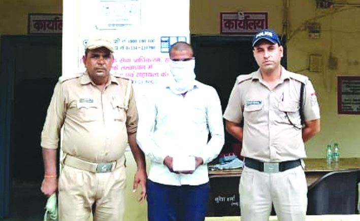 पुलिस गिरफ्त में आरोपित पुलिस गिरफ्त में आरोपित