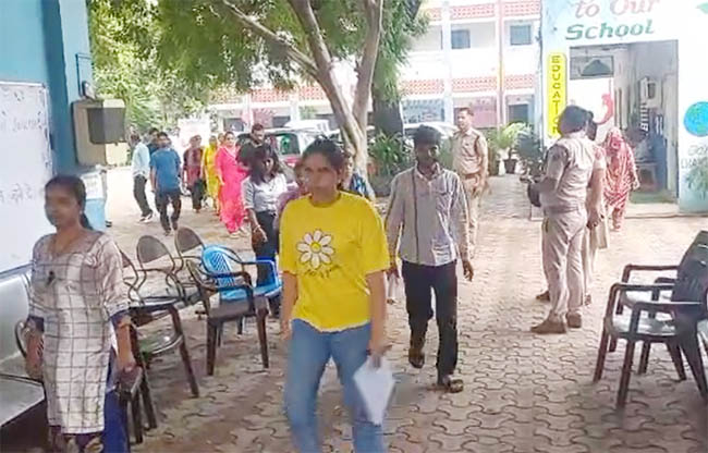 सोनीपत: एचटेट परीक्षा केंद्र में प्रवेश करते अभ्यर्थी सोनीपत: एचटेट परीक्षा केंद्र में प्रवेश करते अभ्यर्थी