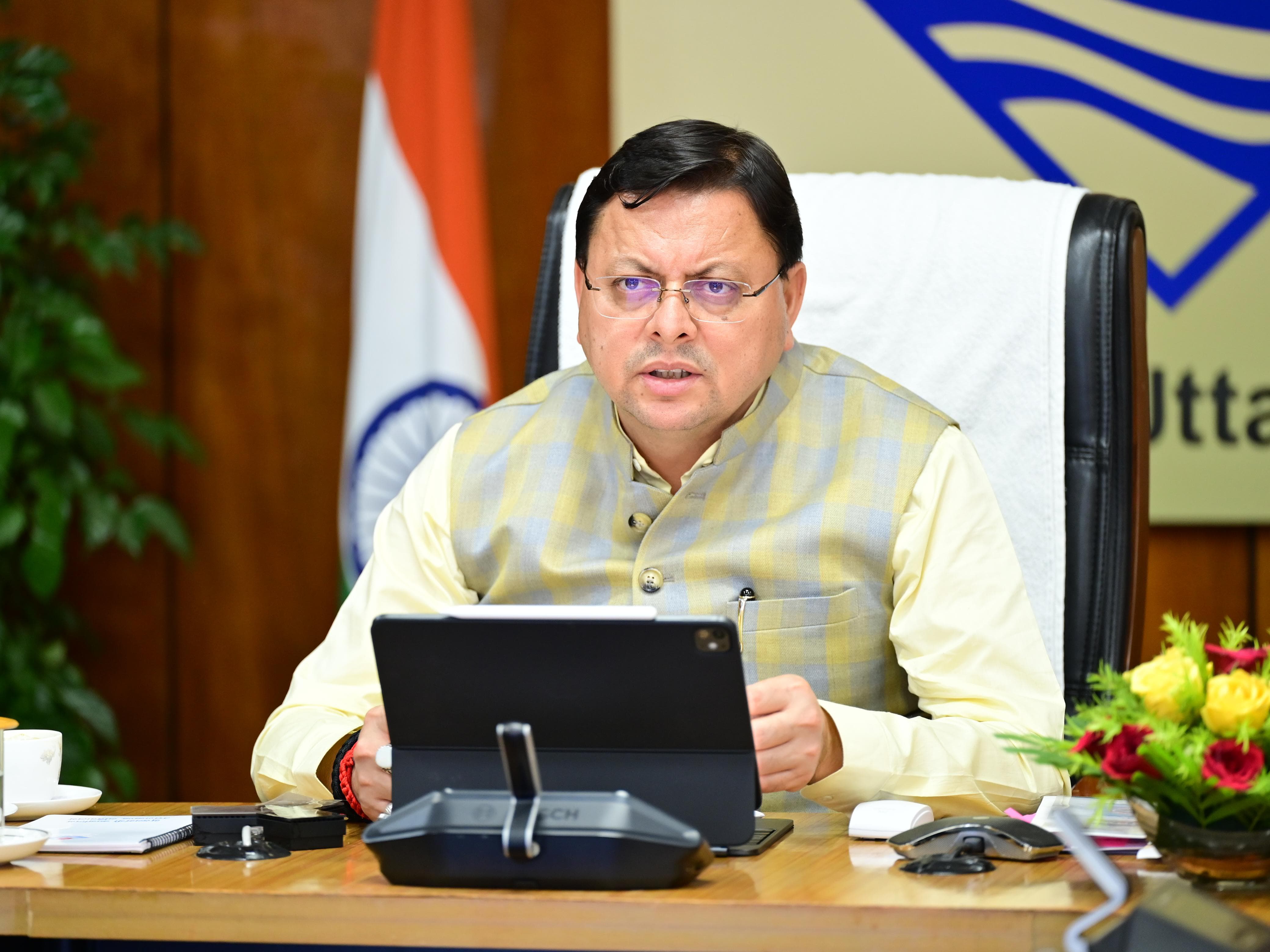 बैठक में निर्देश देते मुख्यमंत्री धामी। बैठक में निर्देश देते मुख्यमंत्री धामी।