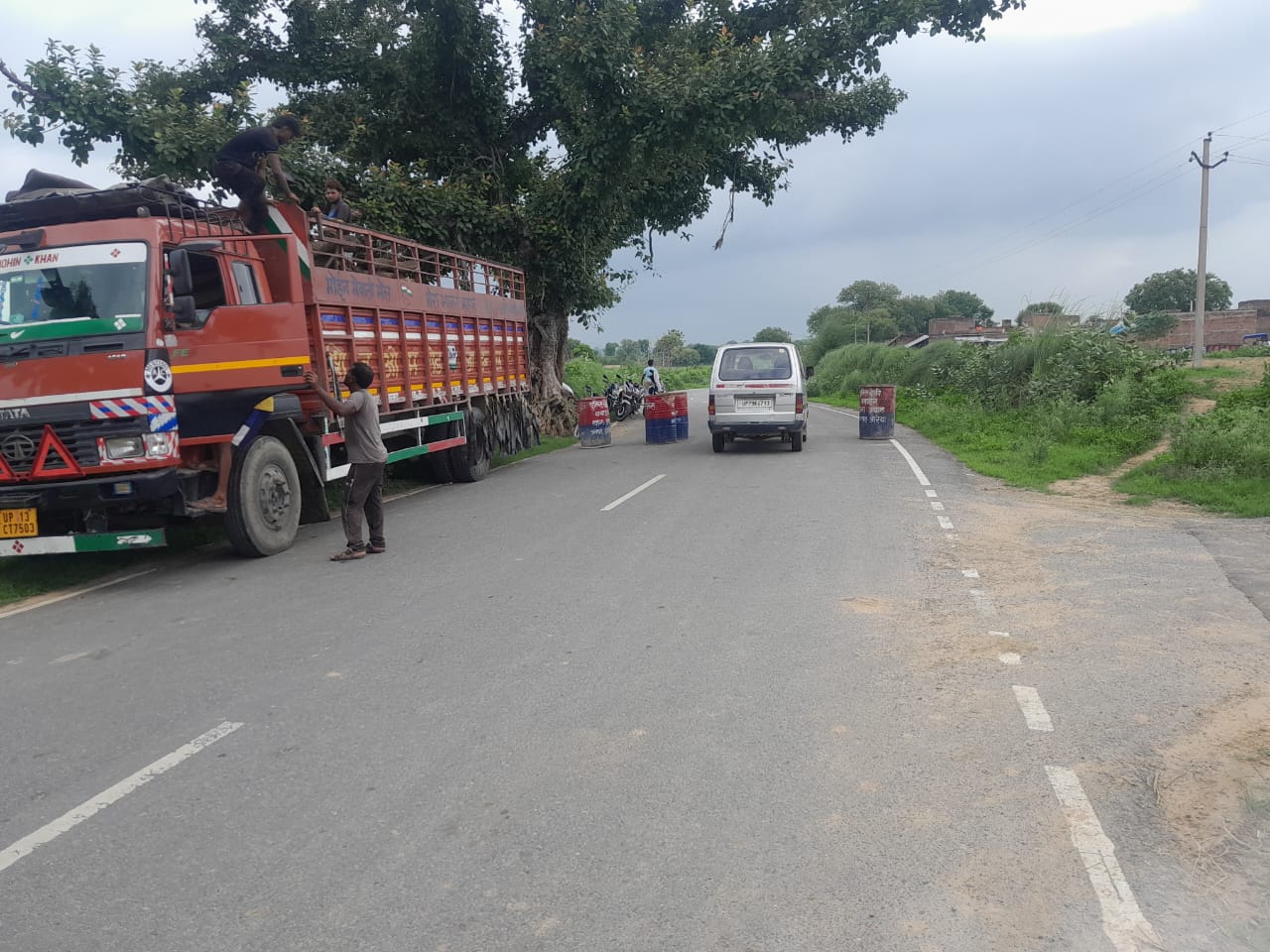औरैया के भीखेपुर-जगम्मनपुर स्टेट हाईवे पर यमुना का पानी आने के बाद पुलिस ने वाहनों की आवाजाही पर लगाई रोक। औरैया के भीखेपुर-जगम्मनपुर स्टेट हाईवे पर यमुना का पानी आने के बाद पुलिस ने वाहनों की आवाजाही पर लगाई रोक।