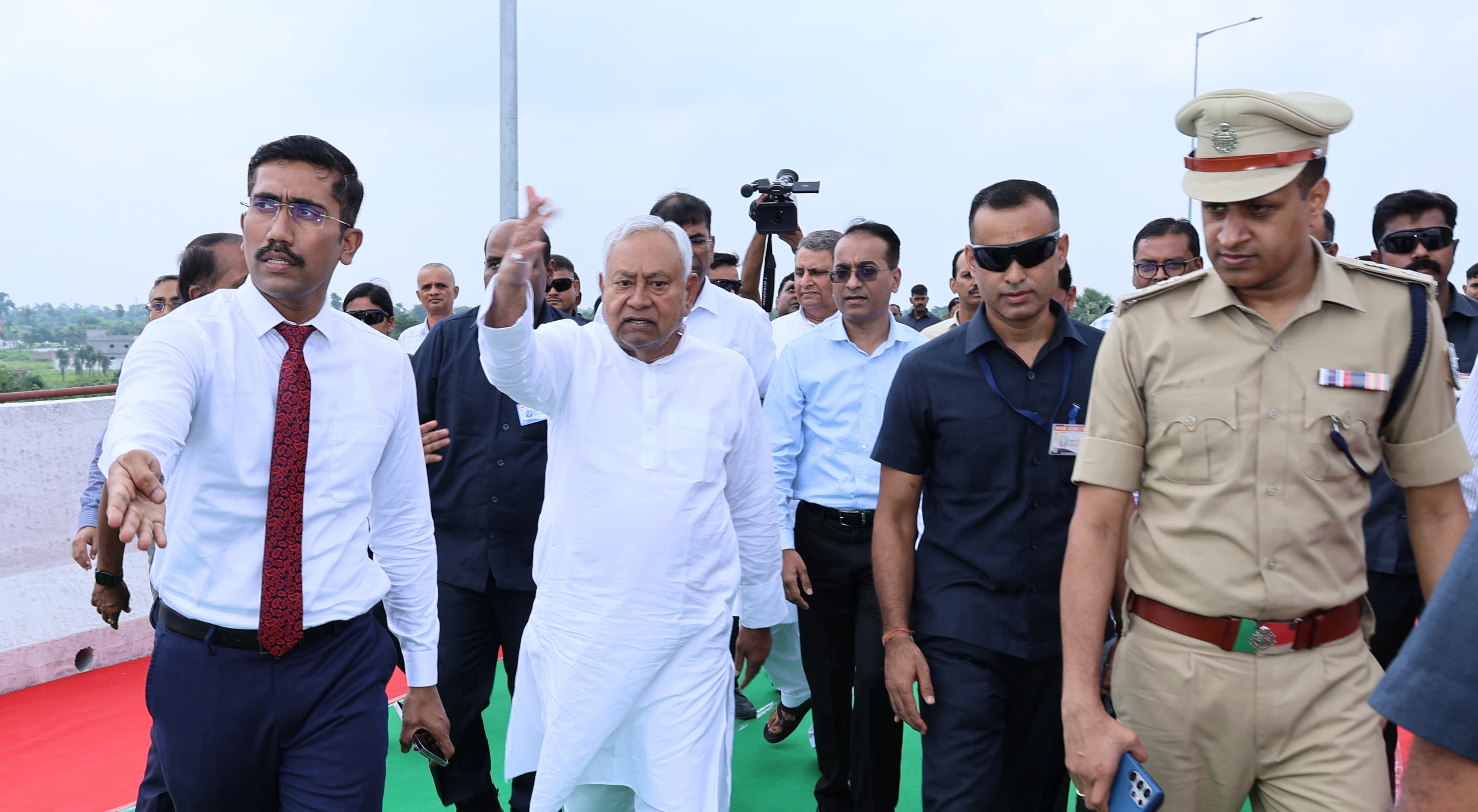 मुख्यमंत्री मुजफ्फरपुर जिले में विभिन्न विकास योजनाओं का निरीक्षण करते मुख्यमंत्री मुजफ्फरपुर जिले में विभिन्न विकास योजनाओं का निरीक्षण करते