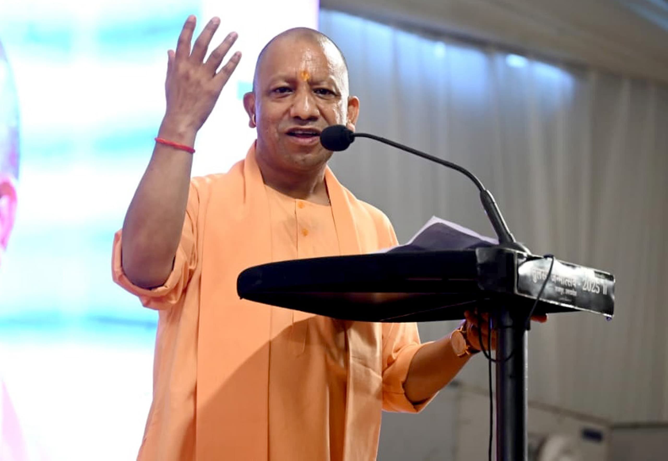 मुख्यमंत्री योगी आदित्यनाथ चित्रकूट में संत तुलसीदास के जयंती समारोह में मंच से बोलते हुए।