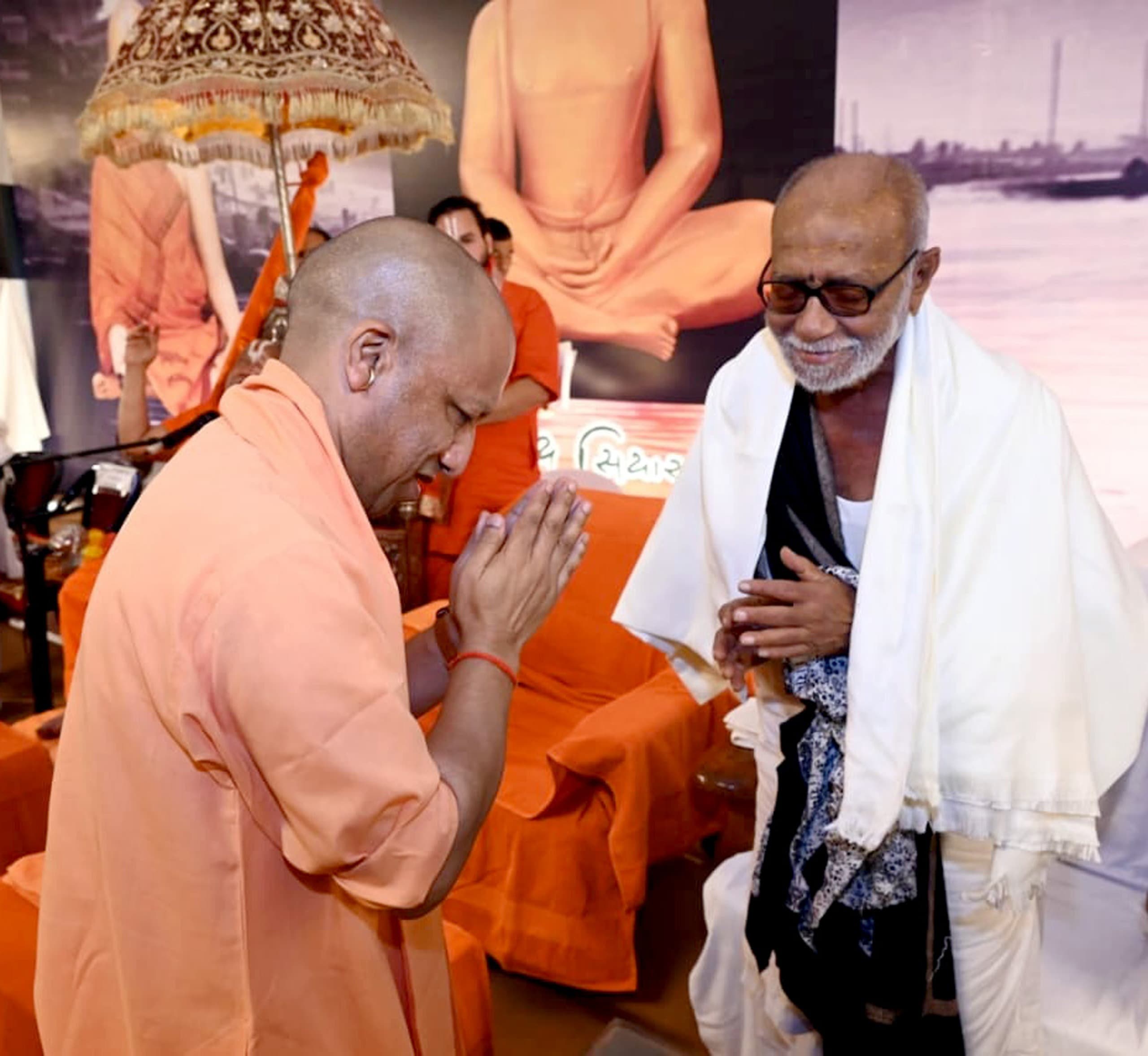 मुख्यमंत्री योगी आदित्यनाथ समारोह में संत मोरारी बापू का अभिवादन करते हुए।