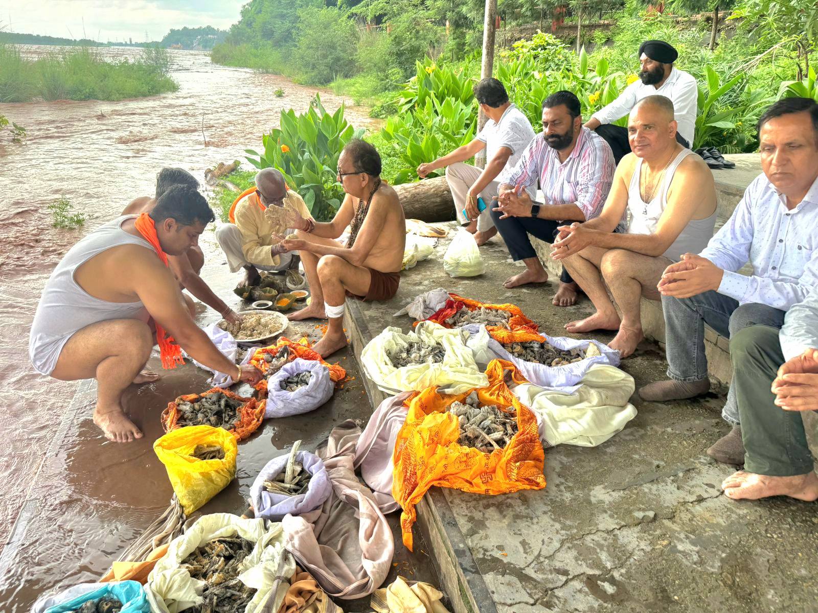 सेवा समिति ने 60 अज्ञात मृतकों की अस्थियों का किया पवित्र विसर्जन, भावपूर्ण श्रद्धांजलि अर्पित सेवा समिति ने 60 अज्ञात मृतकों की अस्थियों का किया पवित्र विसर्जन, भावपूर्ण श्रद्धांजलि अर्पित