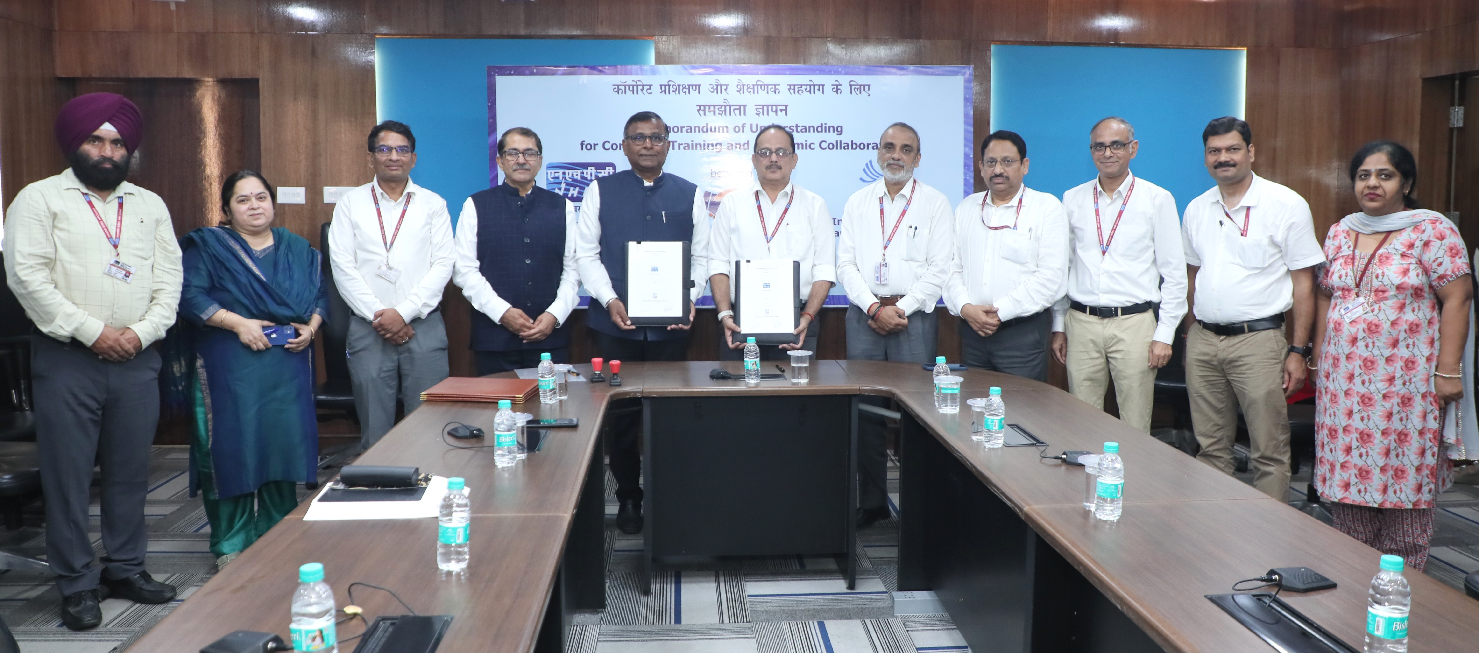 एनएचपीसी और आईआईएम जम्मू द्वारा नेतृत्व कौशल और क्षमता निर्माण को बढ़ावा देने के लिए रणनीतिक साझेदारी की शुरुआत एनएचपीसी और आईआईएम जम्मू द्वारा नेतृत्व कौशल और क्षमता निर्माण को बढ़ावा देने के लिए रणनीतिक साझेदारी की शुरुआत