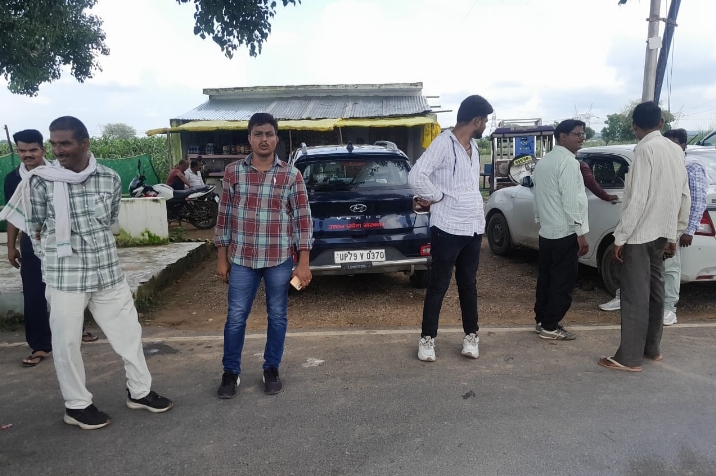 फोटो - लोगों आने जाने रोके हुए कर्मचारी फोटो - लोगों आने जाने रोके हुए कर्मचारी