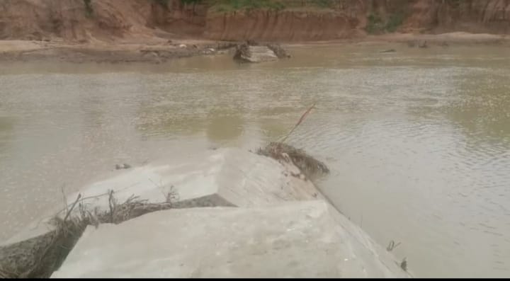 टूटा स्टॉप डैम टूटा स्टॉप डैम
