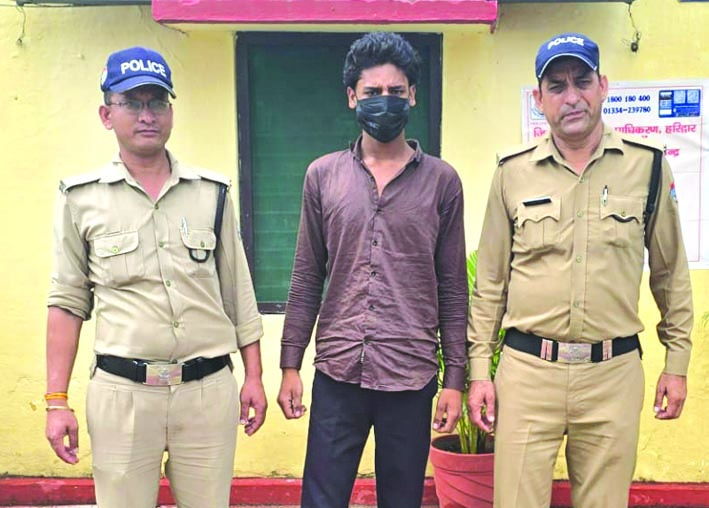 पुलिस गिरफ्त में आरोपित पुलिस गिरफ्त में आरोपित