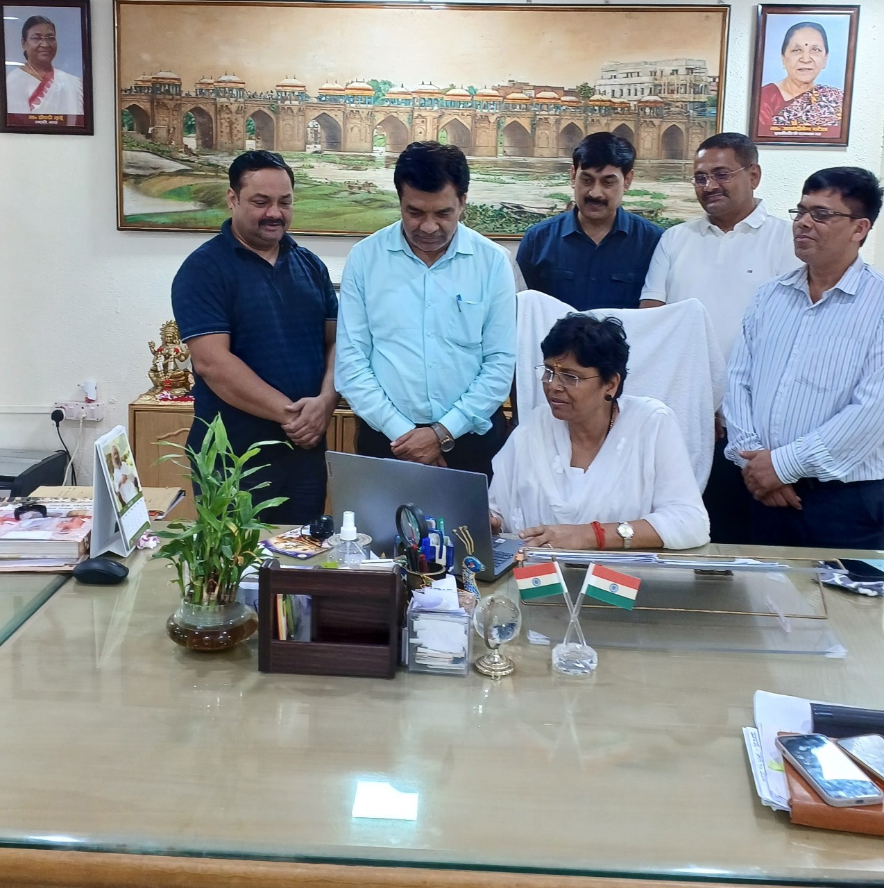 परीक्षा फल घोषित करते हुए कुलपति डॉ वंदना सिंह