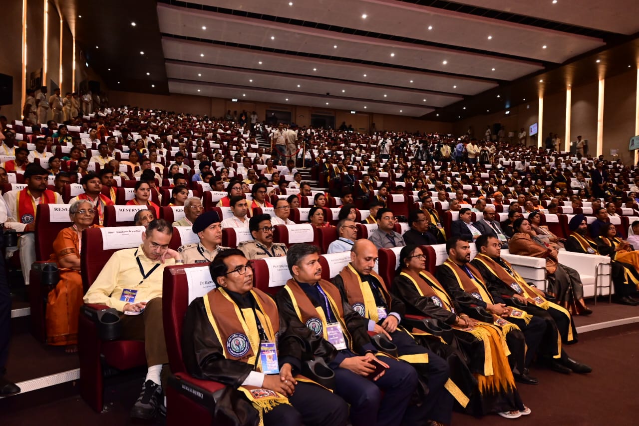 कार्यक्रम में उपस्थित लोग कार्यक्रम में उपस्थित लोग