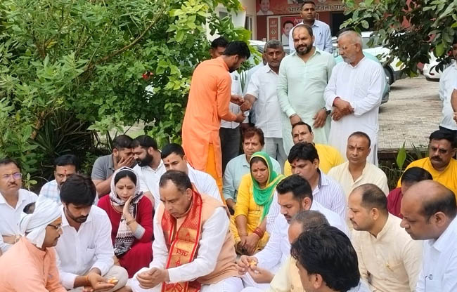 सोनीपत: भाजपा प्रदेश अध्यक्ष मोहन लाल बड़ौली पक्षियों के लिए बर्ड टॉवर का भूमि पूजन करते हुए सोनीपत: भाजपा प्रदेश अध्यक्ष मोहन लाल बड़ौली पक्षियों के लिए बर्ड टॉवर का भूमि पूजन करते हुए