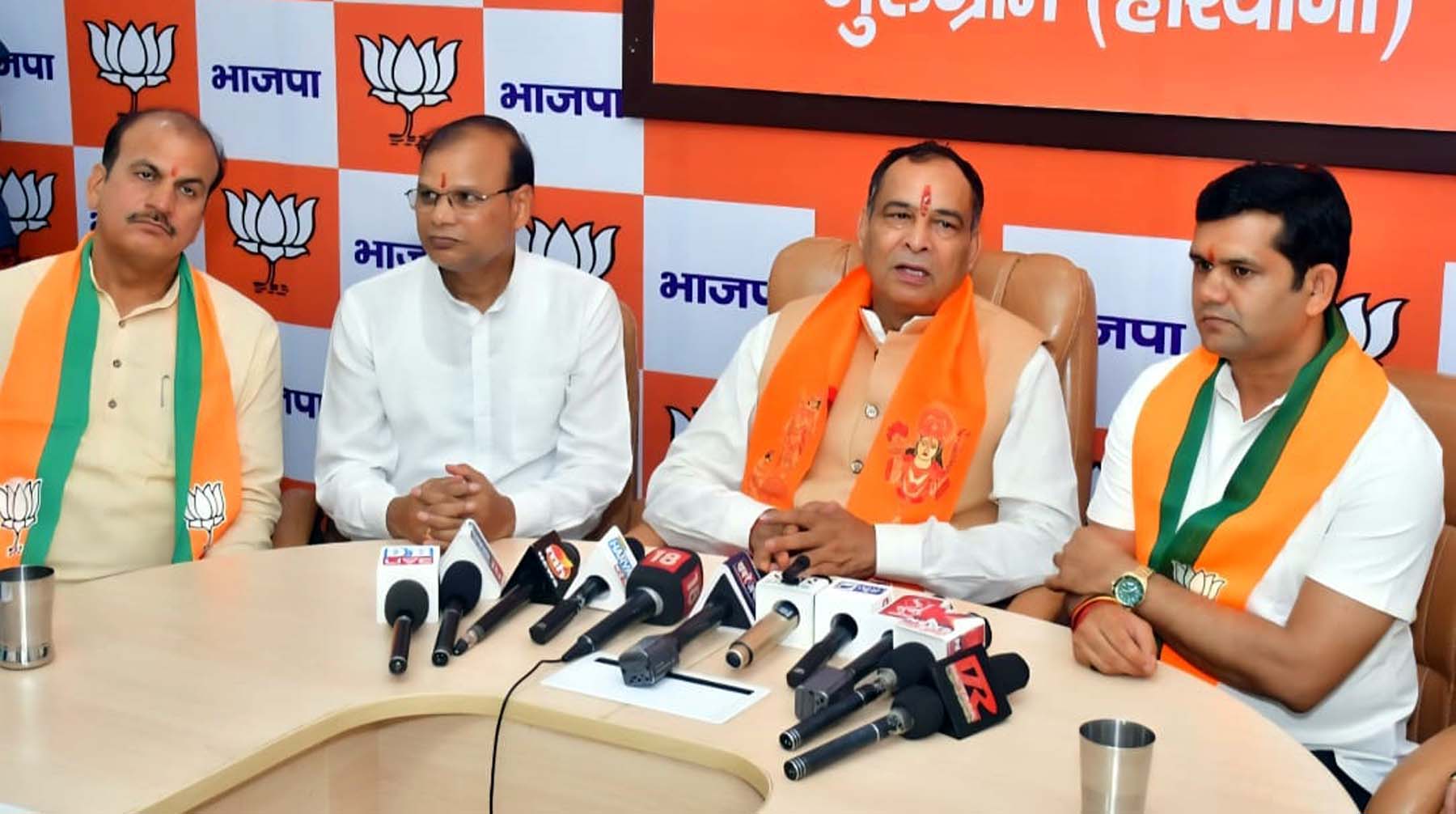 गुरुग्राम में भाजपा की संगठनात्मक बैठक से पूर्व पत्रकारों से बात करते प्रदेश अध्यक्ष मोहन लाल बड़ौली। गुरुग्राम में भाजपा की संगठनात्मक बैठक से पूर्व पत्रकारों से बात करते प्रदेश अध्यक्ष मोहन लाल बड़ौली।