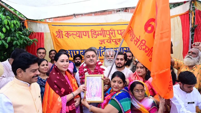 कल्याण जी पदयात्रा: रिमझिम फुहारों के बीच शाही लवाजमे के साथ रवाना हुई लक्खी पदयात्रा कल्याण जी पदयात्रा: रिमझिम फुहारों के बीच शाही लवाजमे के साथ रवाना हुई लक्खी पदयात्रा