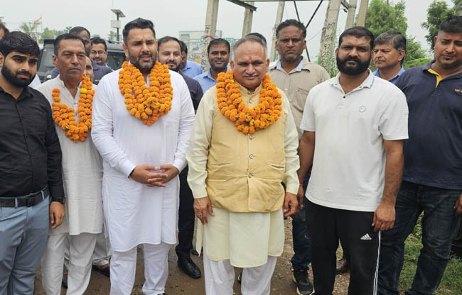 सोनीपत: विधायक निखिल मदान और मेयर राजीव जैन का स्वागत करते हुए ग्रामीण सोनीपत: विधायक निखिल मदान और मेयर राजीव जैन का स्वागत करते हुए ग्रामीण