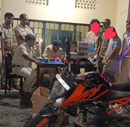 प्रतिबंधित मादक पदार्थ के साथ दो गिरफ्तार प्रतिबंधित मादक पदार्थ के साथ दो गिरफ्तार
