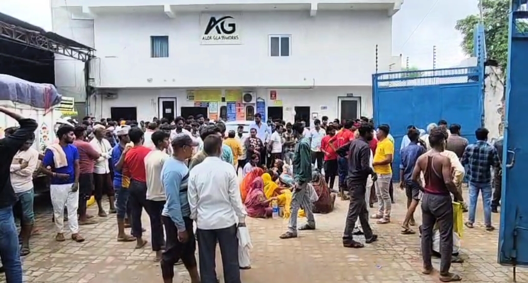मौके पर मौजूद भीड़ मौके पर मौजूद भीड़