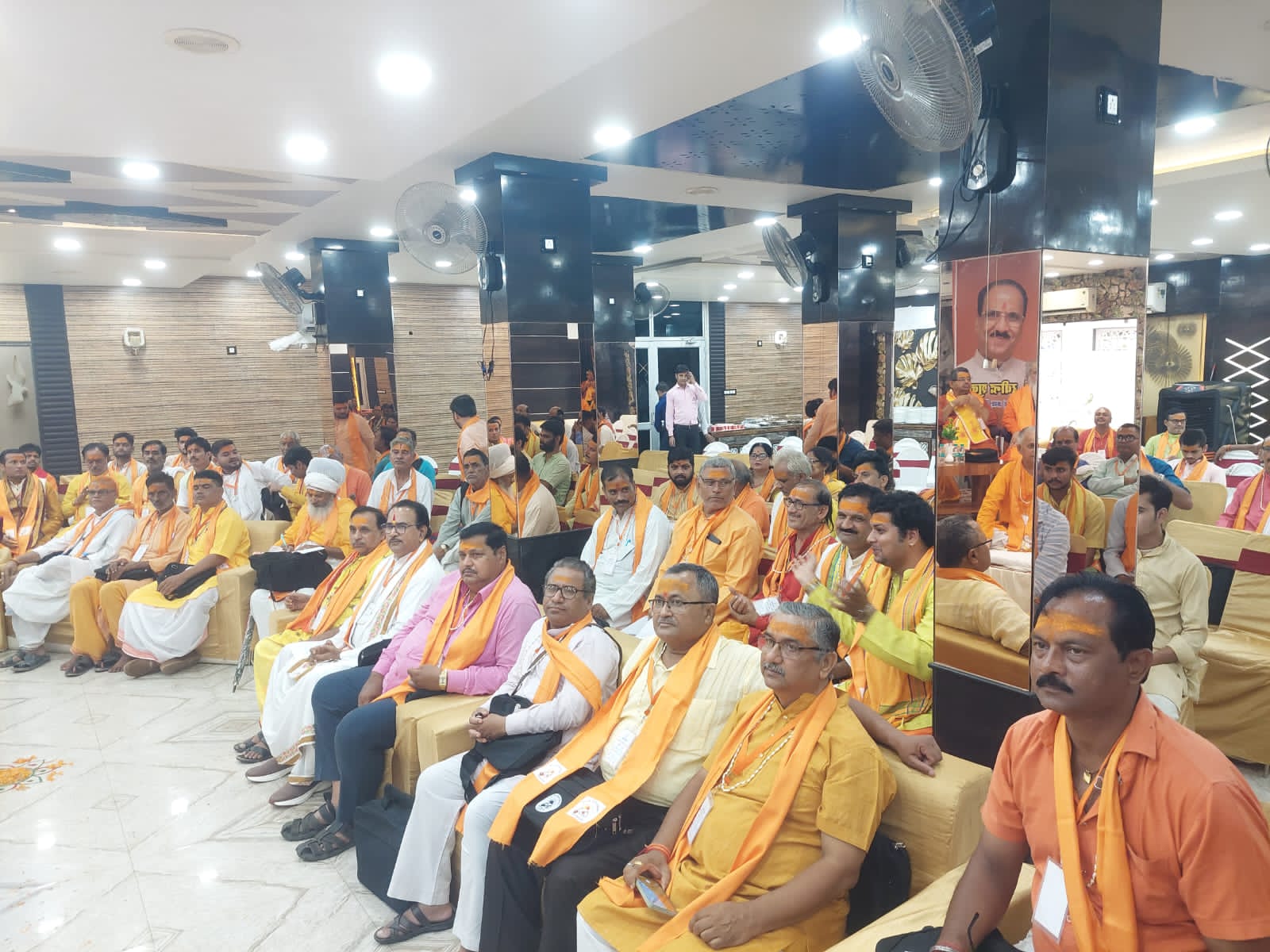 कार्यक्रम में उपस्थित तीन जनपद के संत, पुजारी व पुरोहित