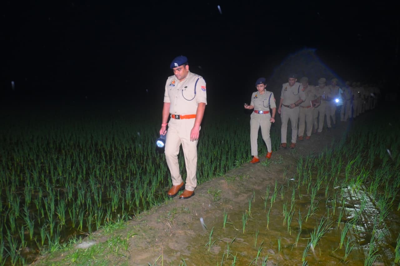 घटनास्थल पर मौजूद एसएसपी अनुराग आर्य, निरीक्षण करते अधिकारी।