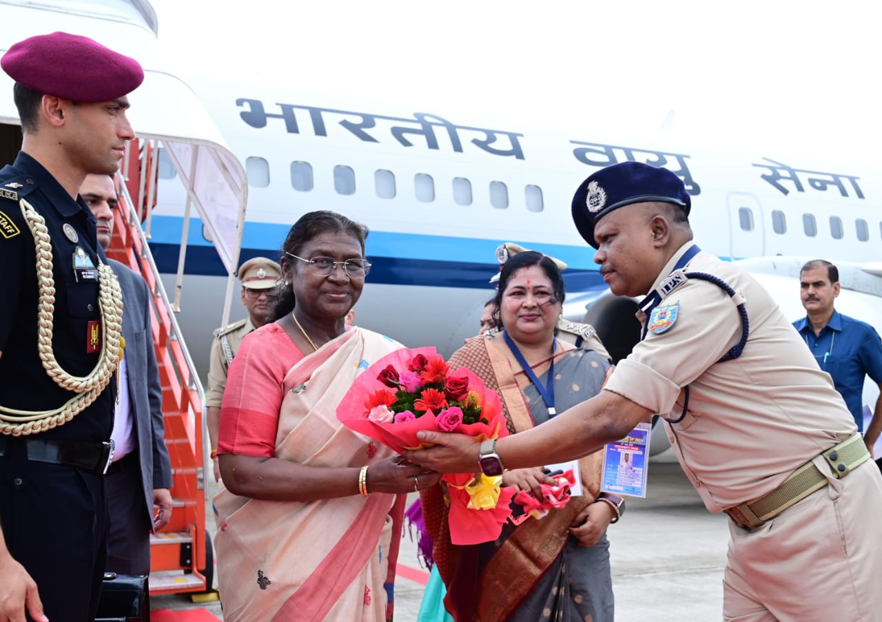 राष्ट्रपति का स्वागत करते एसपी