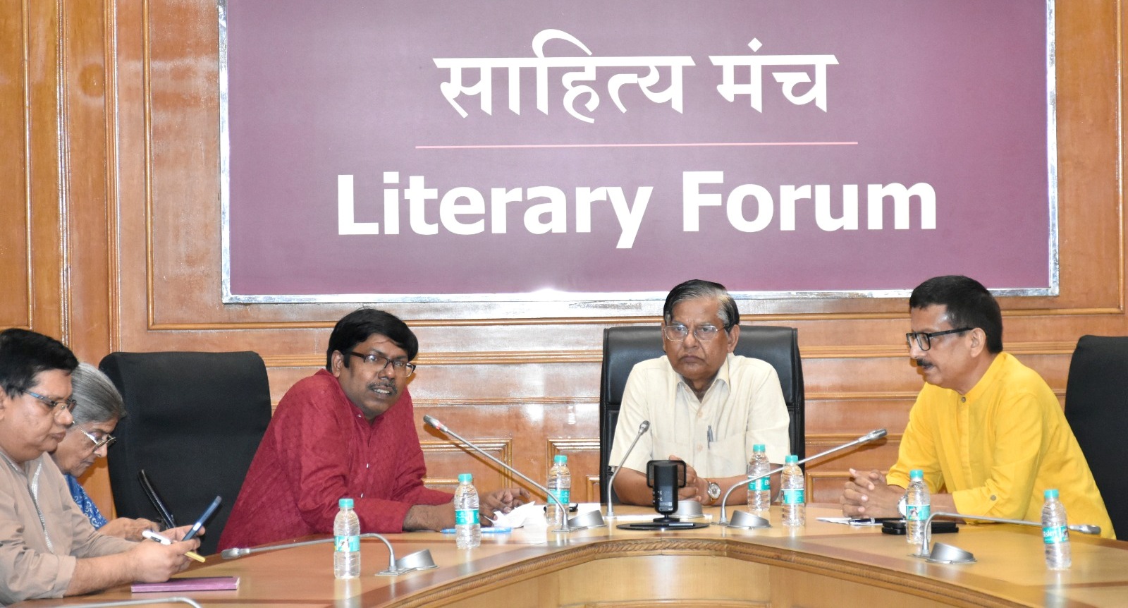 नई दिल्ली के फिरोजशाह रोड स्थित साहित्य अकादमी के मुख्यालय में कार्यक्रम का आयोजन किया गया। नई दिल्ली के फिरोजशाह रोड स्थित साहित्य अकादमी के मुख्यालय में कार्यक्रम का आयोजन किया गया।