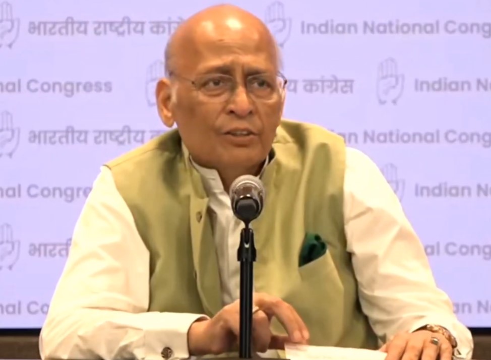 पत्रकार वार्ता करते अभिषेक मनु सिंघवी