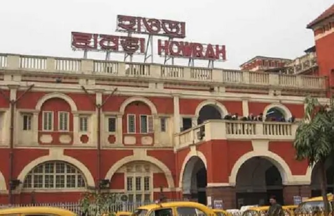 हावड़ा में बिना टिकट लिए सफर करते हुए पकड़े गए यात्री