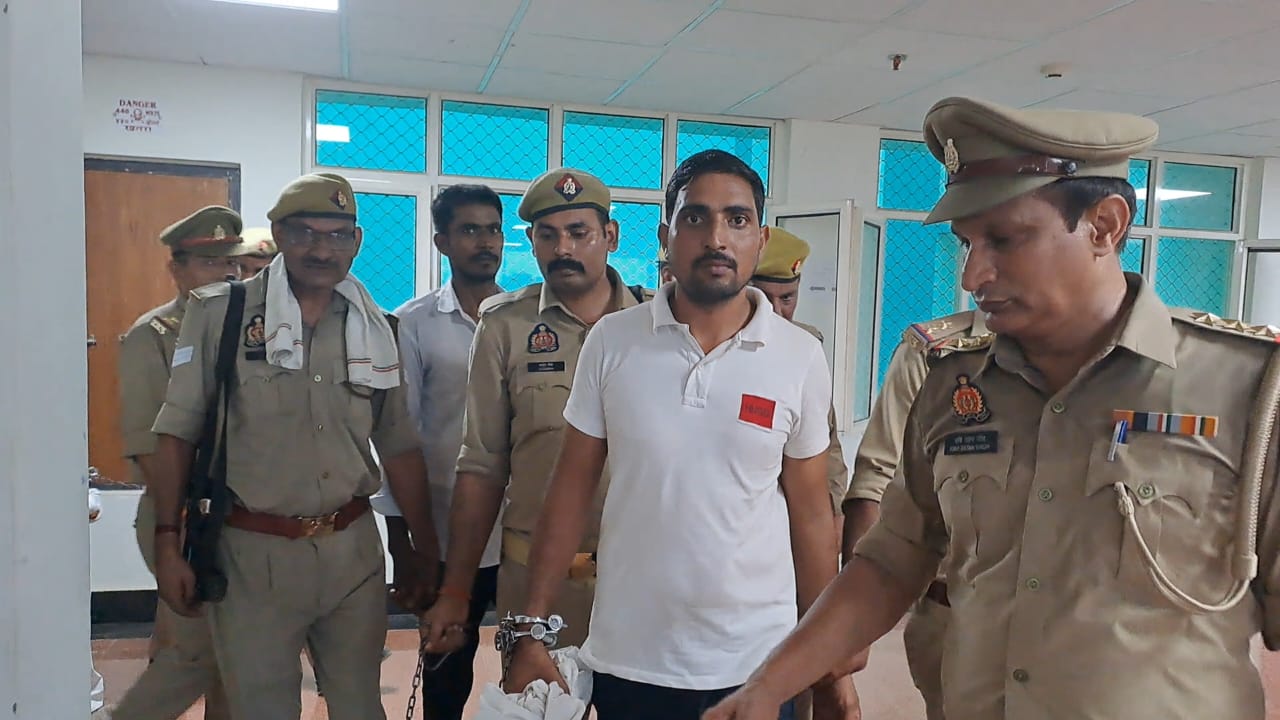 दाेषियाें काे ले जाती पुलिस