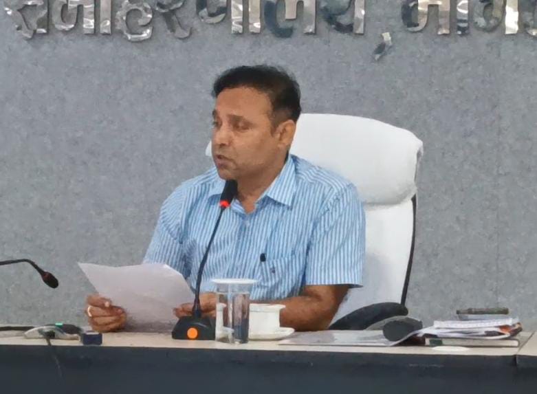 बैठक करते जिलाधिकारी बैठक करते जिलाधिकारी