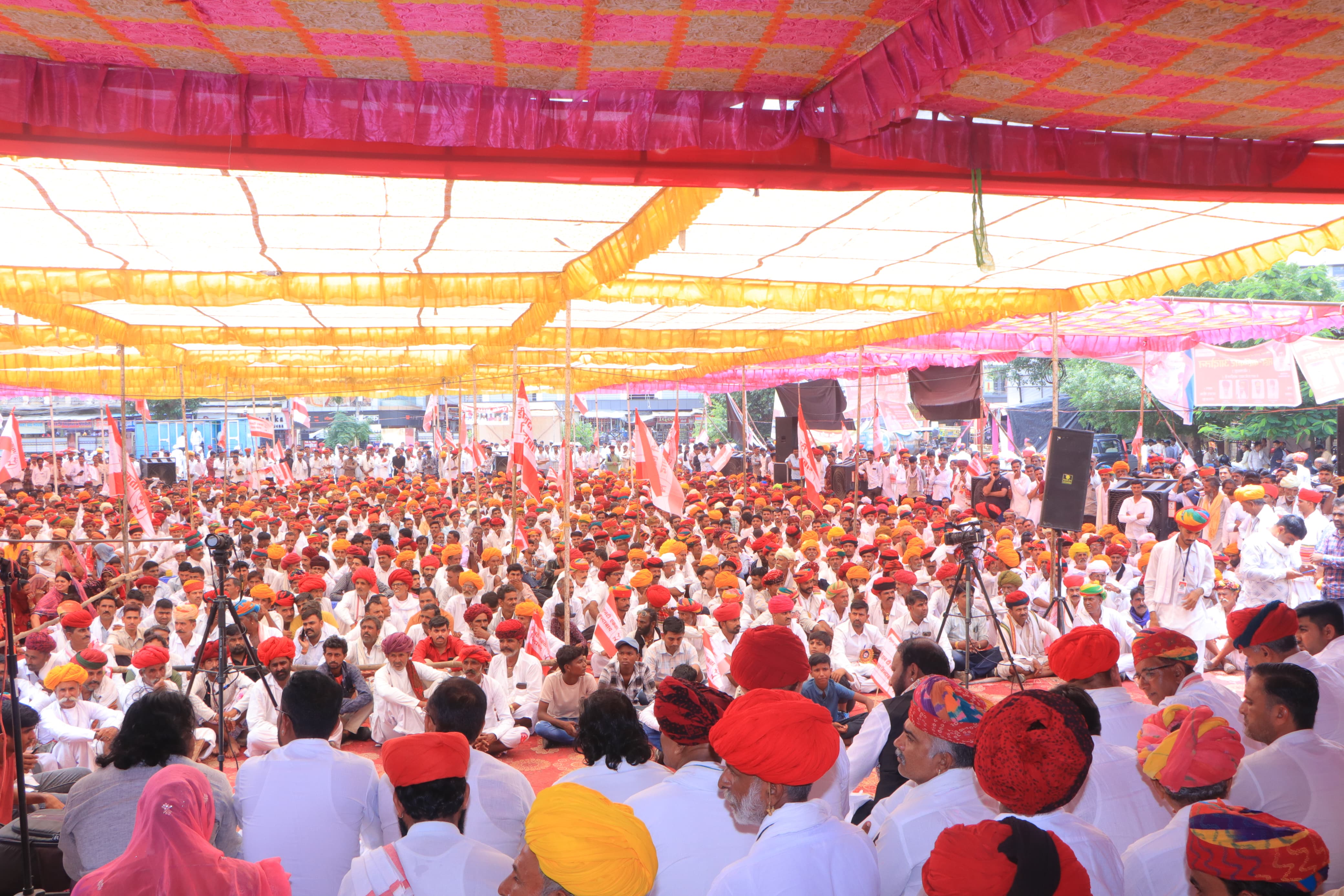 हक नहीं तो वोट नहीं’, डीएनटी समाज ने किया चुनाव बहिष्कार का ऐलान सड़क पर उतरा डीएनटी समाज, सरकार को दिया 3 माह का अल्टीमेटम हक नहीं तो वोट नहीं’, डीएनटी समाज ने किया चुनाव बहिष्कार का ऐलान सड़क पर उतरा डीएनटी समाज, सरकार को दिया 3 माह का अल्टीमेटम