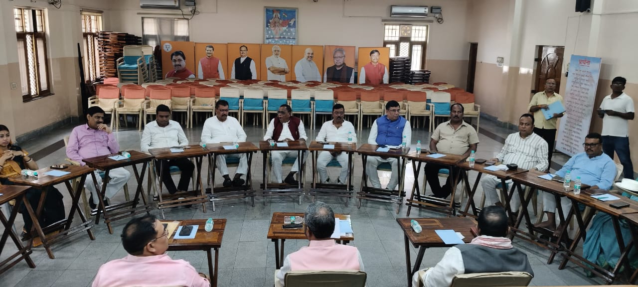 बैठक की तस्वीर बैठक की तस्वीर