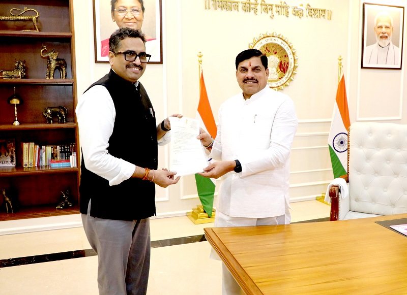 मुख्यमंत्री को सूचना प्रसारण सचिव संजय जाजू ने केंद्रीय सूचना प्रसारण राज्य मंत्री का स्वीकृति पत्र सौंपा मुख्यमंत्री को सूचना प्रसारण सचिव संजय जाजू ने केंद्रीय सूचना प्रसारण राज्य मंत्री का स्वीकृति पत्र सौंपा