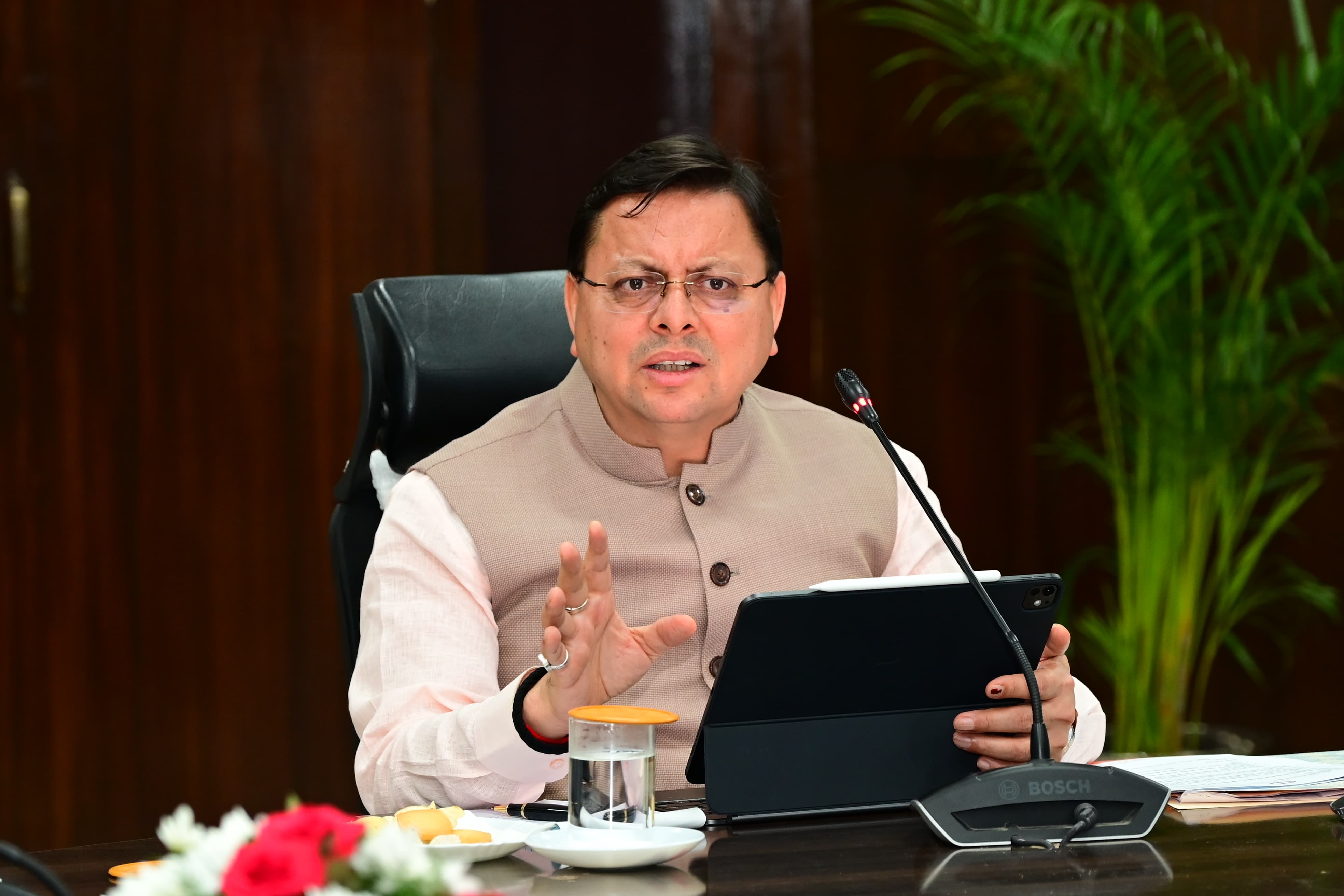 सचिवालय में मुख्यमंत्री पुष्कर सिंह धामी बैठक करते। सचिवालय में मुख्यमंत्री पुष्कर सिंह धामी बैठक करते।